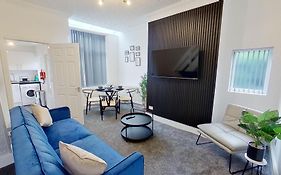 Elegant 2 Bed House Near City Centre